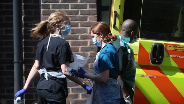 British Doctors with face mask outside of hospital next to ambulance - Sputnik International