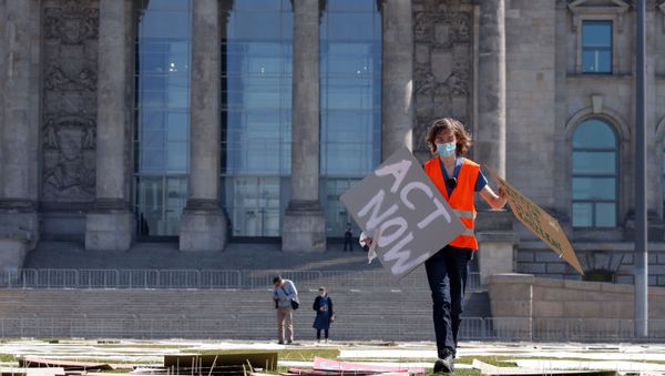 An activist of the Fridays for Future movement prepares a protest in front of the Reichstag building, the seat of the lower house of parliament Bundestag, as the spread of the coronavirus disease (COVID-19) continues in Berlin, Germany, April 24, 2020. R An activist of the Fridays for Future movement prepares a protest in front of the Reichstag building, the seat of the lower house of parliament Bundestag, as the spread of the coronavirus disease (COVID-19) continues in Berlin, Germany, April 24, 2020. R - Sputnik International