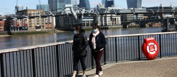 People are seen walking along the South Bank, as the spread of the coronavirus disease (COVID-19) continues, in London, Britain, April 25, 2020. REUTERS/Simon Dawson - Sputnik International