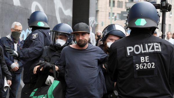 Police detain a protester during a demonstration against the lockdown imposed to slow down the spread of the coronavirus disease (COVID-19), in Berlin, Germany April 25, 2020. Police detain a protester during a demonstration against the lockdown imposed to slow down the spread of the coronavirus disease (COVID-19), in Berlin, Germany April 25, 2020. - Sputnik International