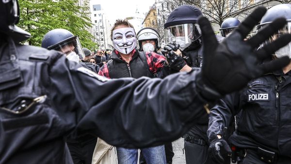 Berlin police broke up anti-lockdown demonstration of several hundred people and arrested over 100 protesters for violation of coronavirus (COVID-19) restrictions, Berlin, Germany, 25.04.2020. Berlin police broke up anti-lockdown demonstration of several hundred people and arrested over 100 protesters for violation of coronavirus (COVID-19) restrictions, Berlin, Germany, 25.04.2020. - Sputnik International