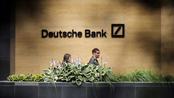  People walk past a Deutsche Bank office in London, Britain July 8, 2019 - Sputnik International