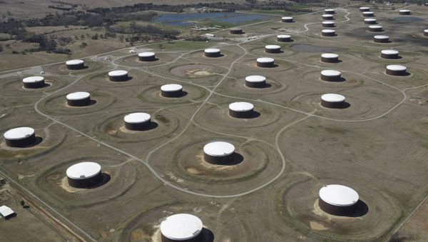 Crude oil storage tanks are seen from above at the Cushing oil hub, in Cushing, Oklahoma, March 24, 2016 - Sputnik International