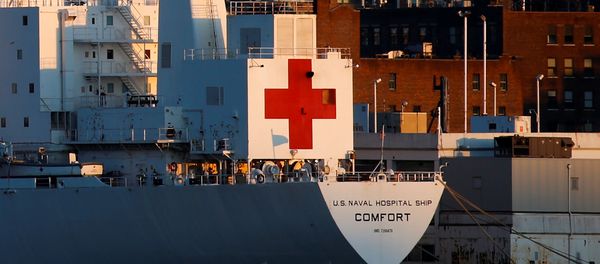 The USNS Comfort is docked at Pier 90 on Manhattan's West Side in the Hudson River, during the outbreak of the coronavirus disease (COVID-19) in New York City, as seen from Weehawken, New Jersey, U.S. April 22, 2020. - Sputnik International