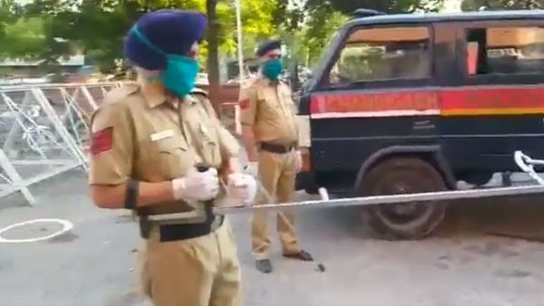 VIP Security wing of Chandigarh Police has devised this unique way of tackling non-cooperating corona suspects and curfew breakers - Sputnik International