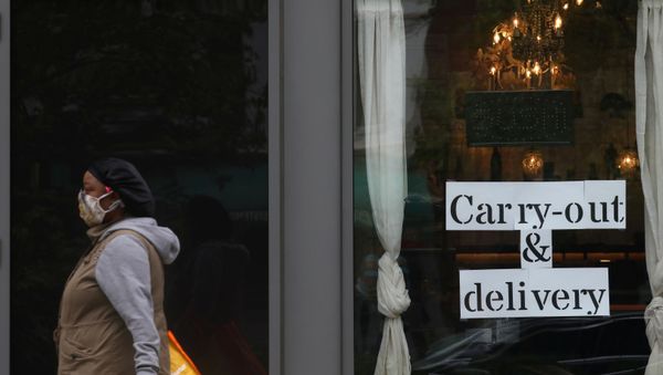 A pedestrian walks past a restaurant advertising their carry-out and delivery options during the outbreak of the coronavirus disease (COVID-19) in Washington, U.S., April 27, 2020 - Sputnik International