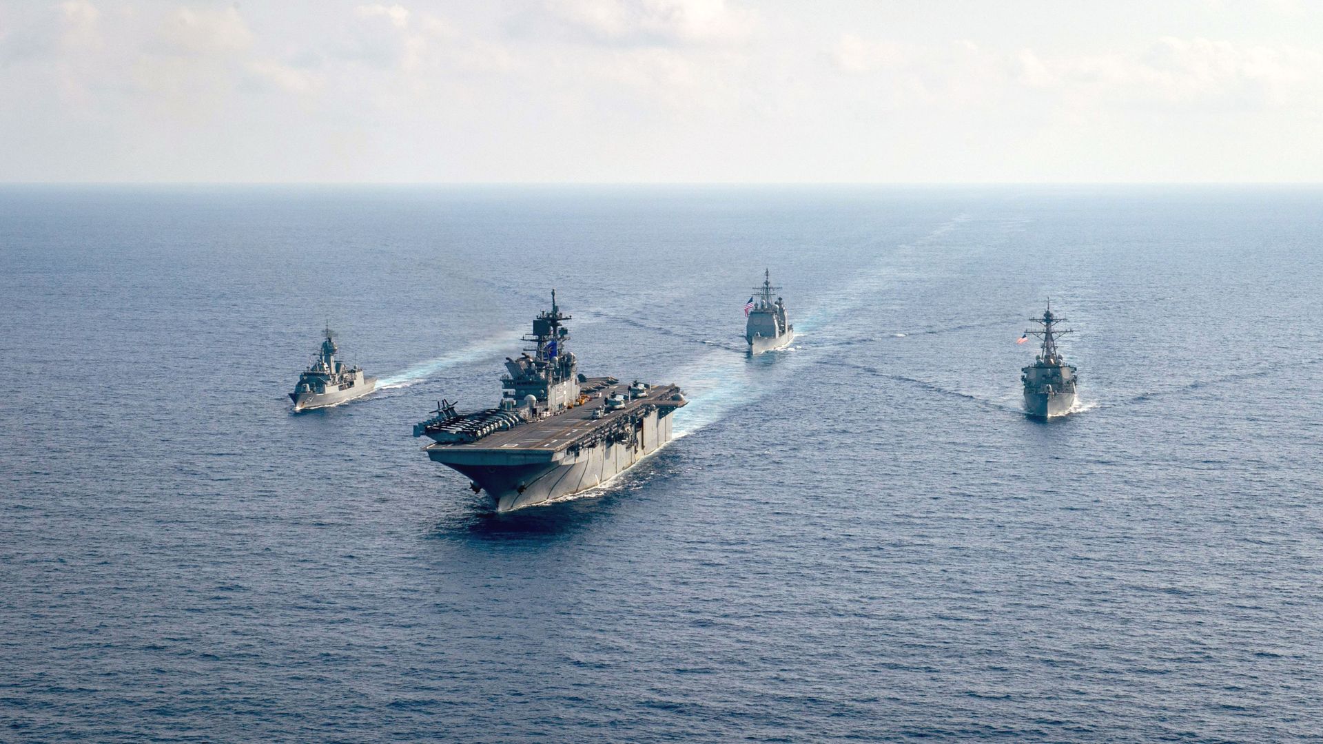 The Royal Australian Navy guided-missile frigate HMAS Parramatta (FFH 154), left, is underway with the U.S. Navy amphibious assault ship USS America (LHA 6), the Ticonderoga-class guided-missile cruiser USS Bunker Hill (CG 52) and the Arleigh-Burke-class guided-missile destroyer USS Barry (DDG 52). The Royal Australian Navy guided-missile frigate HMAS Parramatta (FFH 154), left, is underway with the U.S. Navy amphibious assault ship USS America (LHA 6), the Ticonderoga-class guided-missile cruiser USS Bunker Hill (CG 52) and the Arleigh-Burke-class guided-missile destroyer USS Barry (DDG 52). - Sputnik International, 1920, 13.09.2022