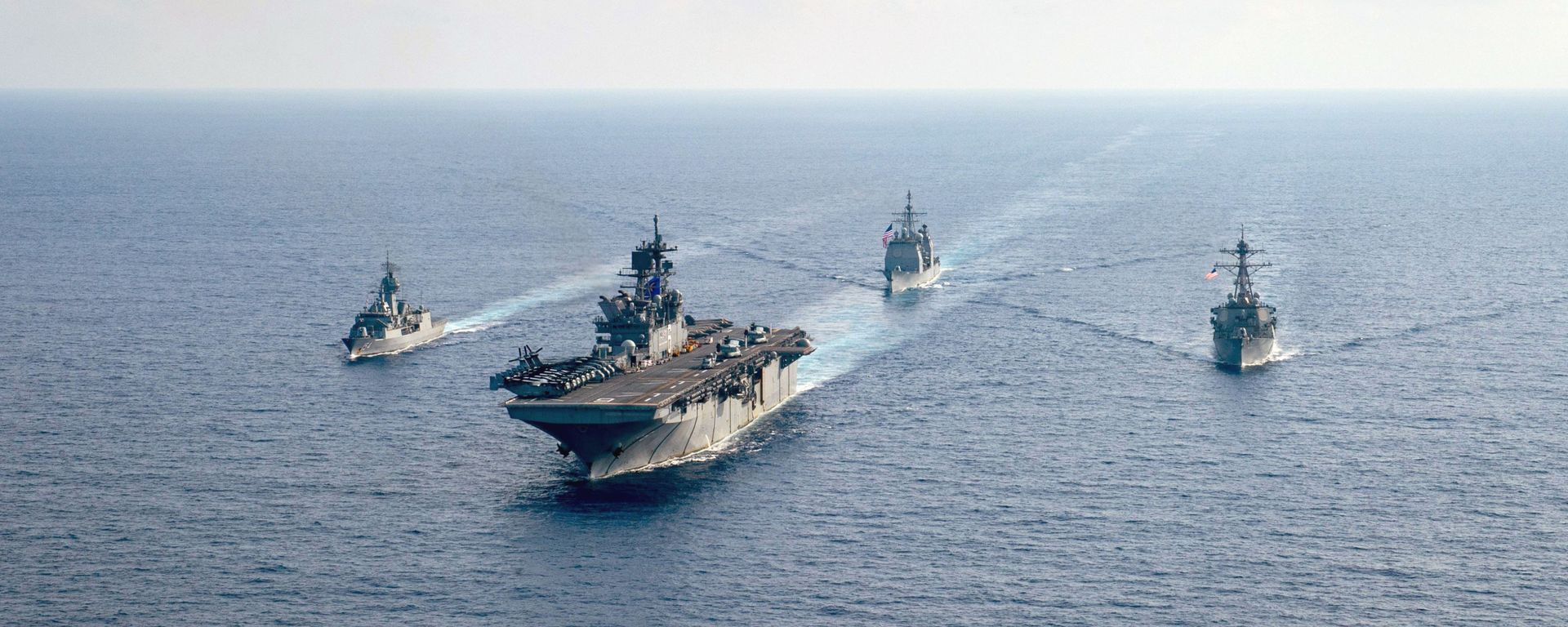 The Royal Australian Navy guided-missile frigate HMAS Parramatta (FFH 154), left, is underway with the U.S. Navy amphibious assault ship USS America (LHA 6), the Ticonderoga-class guided-missile cruiser USS Bunker Hill (CG 52) and the Arleigh-Burke-class guided-missile destroyer USS Barry (DDG 52). The Royal Australian Navy guided-missile frigate HMAS Parramatta (FFH 154), left, is underway with the U.S. Navy amphibious assault ship USS America (LHA 6), the Ticonderoga-class guided-missile cruiser USS Bunker Hill (CG 52) and the Arleigh-Burke-class guided-missile destroyer USS Barry (DDG 52). - Sputnik International, 1920, 16.04.2021