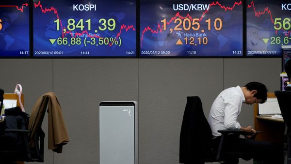A currency dealer in a bank in Seoul - Sputnik International