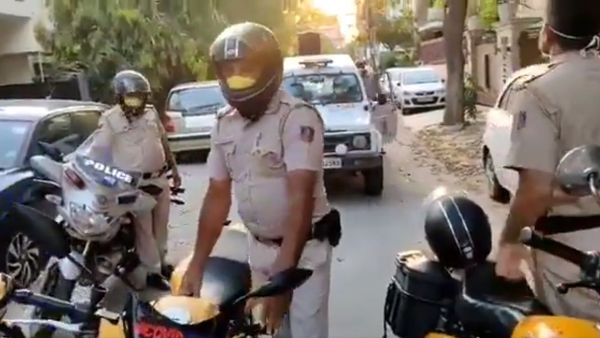 In continuation with the visit of senior officers to AIIMS, Police personnel visit the doctors and paramedical staff in our area to express our gratitude! - Sputnik International