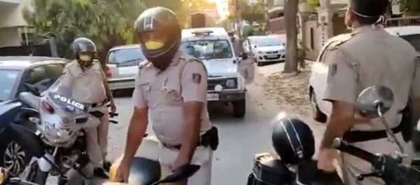 In continuation with the visit of senior officers to AIIMS, Police personnel visit the doctors and paramedical staff in our area to express our gratitude! - Sputnik International