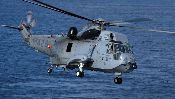  Canadian CH-124 Sea King performs deck landing qualifications on board dock landing ship USS Pearl Harbor (LSD 52) during PANAMAX 2007. - Sputnik International