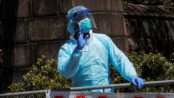 A healthcare worker greats people outside the Brooklyn Hospital Center, during the outbreak of coronavirus disease (COVID-19) in the Brooklyn borough of New York City, New York, U.S., April 28, 2020 A healthcare worker greats people outside the Brooklyn Hospital Center, during the outbreak of coronavirus disease (COVID-19) in the Brooklyn borough of New York City, New York, U.S., April 28, 2020 - Sputnik International