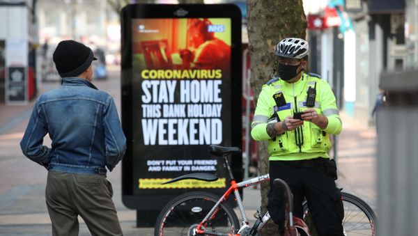 Police officer in UK city of Birmingham tells man he must leave the street amid COIVD-19 lockdown - Sputnik International