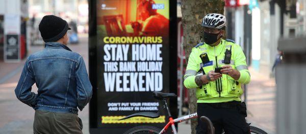 Police officer in UK city of Birmingham tells man he must leave the street amid COIVD-19 lockdown Police officer in UK city of Birmingham tells man he must leave the street amid COIVD-19 lockdown - Sputnik International