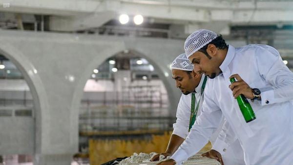Workers clean and sterilise the roof of Kaaba, following the outbreak of the coronavirus disease (COVID-19), ahead of the holy fasting month of Ramadan, in the Grand mosque in the holy city of Mecca, Saudi Arabia April 21, 2020 - Sputnik International