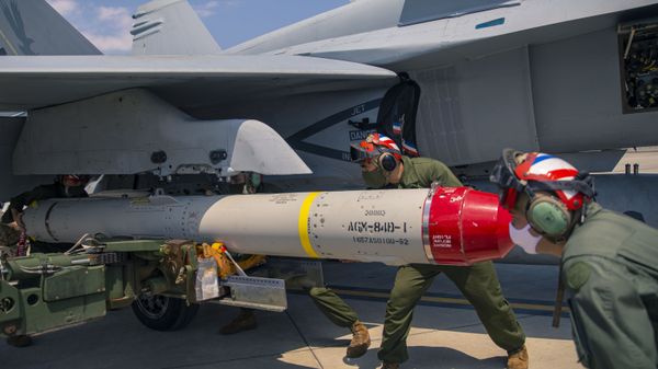 U.S. Marines load AGM-84D Harpoon missiles onto a F/A-18 Hornet aboard Marine Corps Air Station (MCAS) Iwakuni Japan, April 28, 2020. - Sputnik International