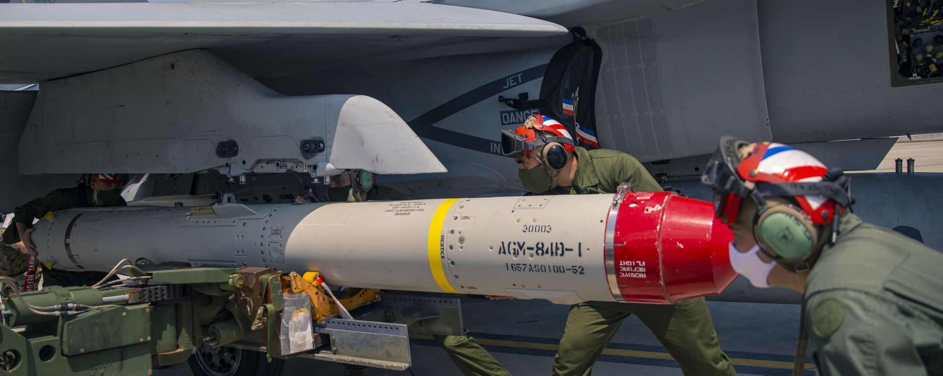 U.S. Marines load AGM-84D Harpoon missiles onto a F/A-18 Hornet aboard Marine Corps Air Station (MCAS) Iwakuni Japan, April 28, 2020. - Sputnik International, 1920, 14.09.2022