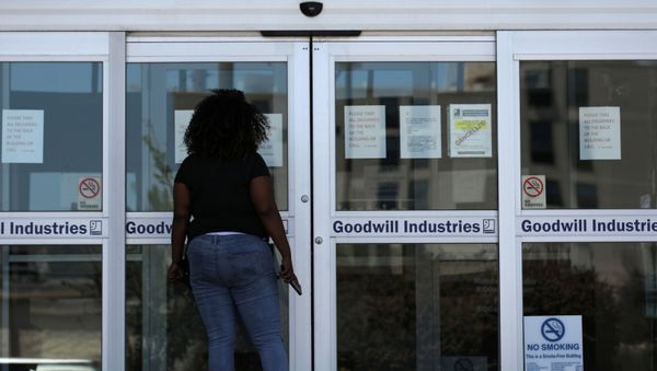 A woman looks for information on the application for unemployment support at the New Orleans Office of Workforce Development, as the spread of coronavirus disease (COVID-19) continues, in New Orleans, Louisiana U.S., April 13, 2020. - Sputnik International