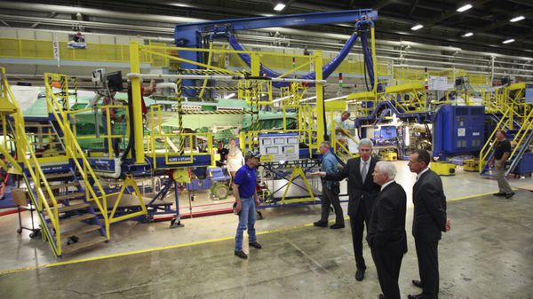 In this Aug. 31, 2009 file photo, Lockheed Martin Executive Vice President of the F-35 program Dan Crowley, left, and Lockheed Martin CEO Bob Stevens, right, guide then-Defense Secretary Robert Gates, center, through the F-35 Lightning II assembly line at Lockheed Martin Aeronautics Company in Fort Worth, Texas - Sputnik International