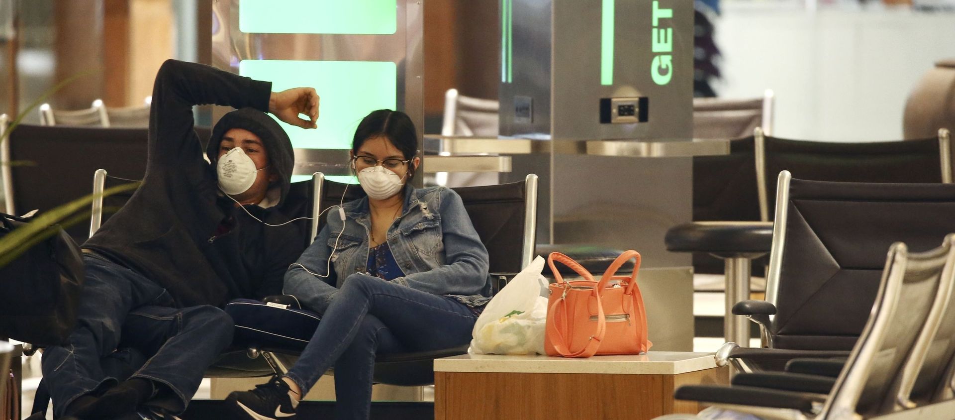 Two passengers at Phoenix Sky Harbor International Airport - Sputnik International, 1920, 01.05.2020