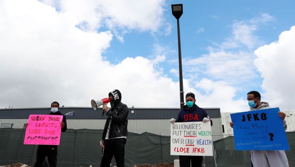 Former Amazon employee, Christian Smalls, speaks in front of fellow demonstrators during a protest outside of an Amazon warehouse as the outbreak of the coronavirus disease (COVID-19) continues in the Staten Island borough of New York U.S., May 1, 2020 - Sputnik International