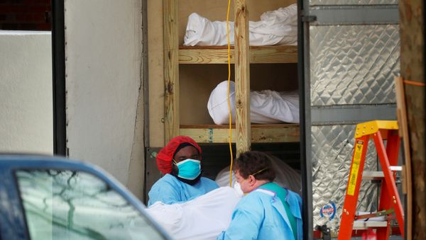 Healthcare workers transfer the body of a deceased person onto a stretcher at Kingsbrook Jewish Medical Center during the outbreak of the coronavirus disease (COVID19) in the Brooklyn borough of New York, U.S., April 8, 2020 - Sputnik International