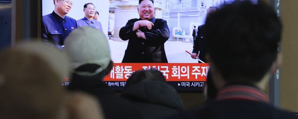 People watch a TV showing an image of North Korean leader Kim Jong Un during a news program at the Seoul Railway Station in Seoul, South Korea, Saturday, 2 May 2020. Kim made his first public appearance in 20 days as he celebrated the completion of a fertilizer factory near Pyongyang. - Sputnik International