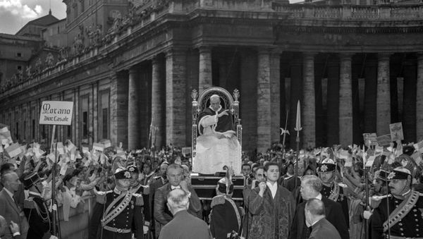 This undated photo provided by Italian news agency Ansa shows Pope Pius XII blessing young people belonging to the Gioventu Catholic Action at St. Peter's Square in the Vatican. - Sputnik International