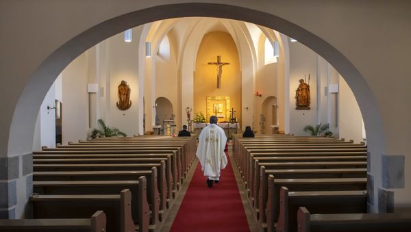 A Catholic priest celebrates a mass in the empty Church of Saint Catherine in Ralbitz, eastern Germany, Sunday, 12 April 2020.  - Sputnik International