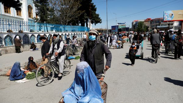 An Afghan woman sits in a handcart - Sputnik International