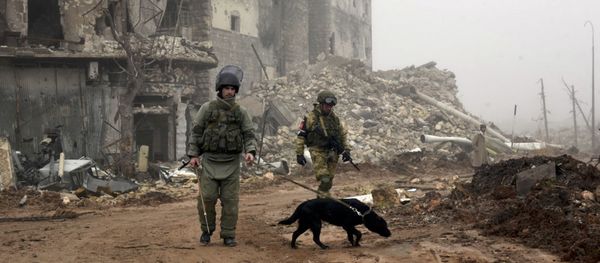 Russian sappers looking for mines in a street in Aleppo Russian sappers looking for mines in a street in Aleppo - Sputnik International