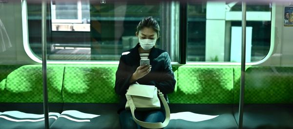 A woman with a phone in Tokyo - Sputnik International
