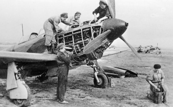Technicians of the 586th Fighter Aviation Regiment check a plane before a flight on 30 September 1943 Technicians of the 586th Fighter Aviation Regiment check a plane before a flight on 30 September 1943 - Sputnik International