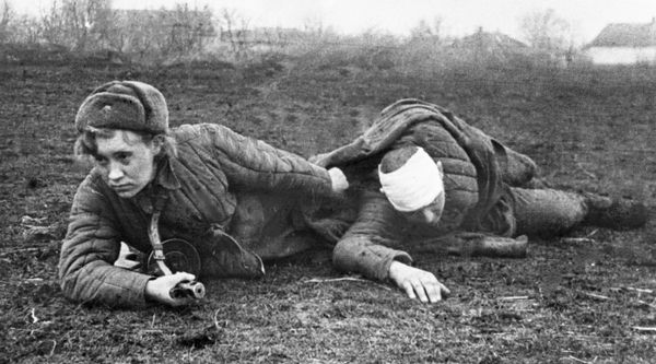 Nurse Valya Gribkova evacuates a wounded soldier from the battlefield on 31 October 1944 Nurse Valya Gribkova evacuates a wounded soldier from the battlefield on 31 October 1944 - Sputnik International