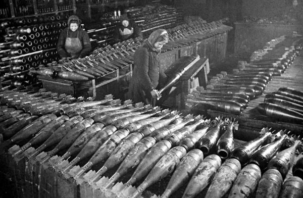 Women make mines at a Moscow plant in 1942 Women make mines at a Moscow plant in 1942 - Sputnik International