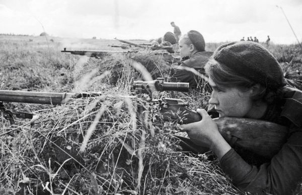 Sniper Lyuba Makarova during a gathering of snipers on the Kalinin Front on 30 June 1943 Sniper Lyuba Makarova during a gathering of snipers on the Kalinin Front on 30 June 1943 - Sputnik International