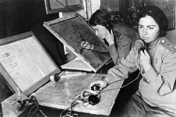Operator and navigator of the 586th Fighter Aviation Regiment work at the headquarters on 31 October 1941 Operator and navigator of the 586th Fighter Aviation Regiment work at the headquarters on 31 October 1941 - Sputnik International