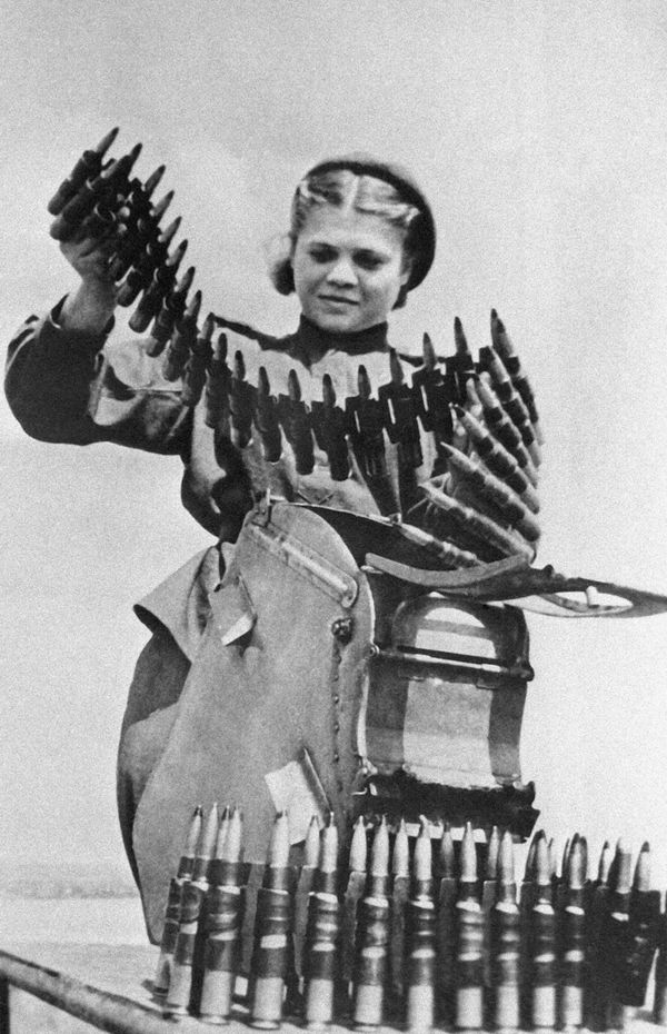 Sergeant Liza Terekhova of the 586th Fighter Aviation Regiment checks the ammunition on 31 May 1942 Sergeant Liza Terekhova of the 586th Fighter Aviation Regiment checks the ammunition on 31 May 1942 - Sputnik International