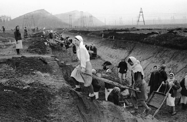 Women dig anti-tank ditches in the Donetsk region on 31 August 1941 Women dig anti-tank ditches in the Donetsk region on 31 August 1941 - Sputnik International