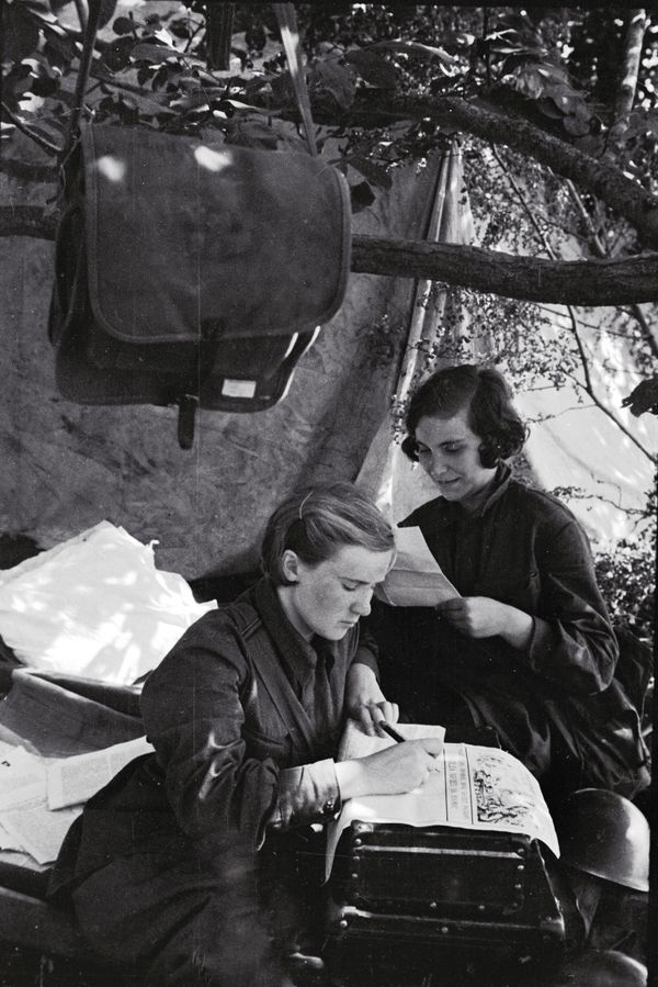 Female soldiers write a news bulletin on 31 August 1941 Female soldiers write a news bulletin on 31 August 1941 - Sputnik International