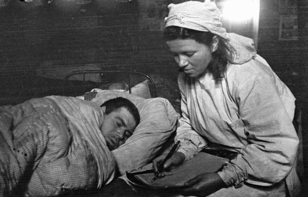 A nurse writes a letter to a wounded soldier's relatives. First Baltic Front 31 January 1944 A nurse writes a letter to a wounded soldier's relatives. First Baltic Front 31 January 1944 - Sputnik International