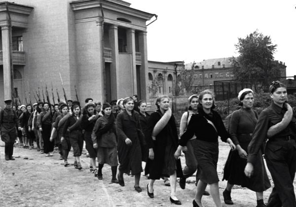 Female participants of the compulsory military training program walk along a street in Moscow on 31 August 1941 Female participants of the compulsory military training program walk along a street in Moscow on 31 August 1941 - Sputnik International