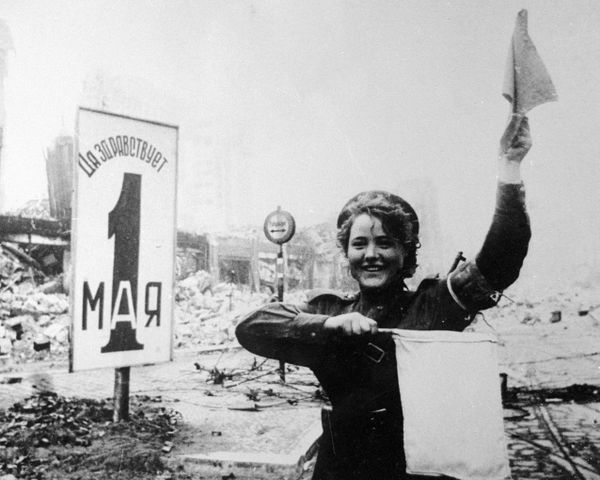 Traffic controller Maria Shalneva on Alexanderplatz in Berlin on 30 April 1945 Traffic controller Maria Shalneva on Alexanderplatz in Berlin on 30 April 1945 - Sputnik International