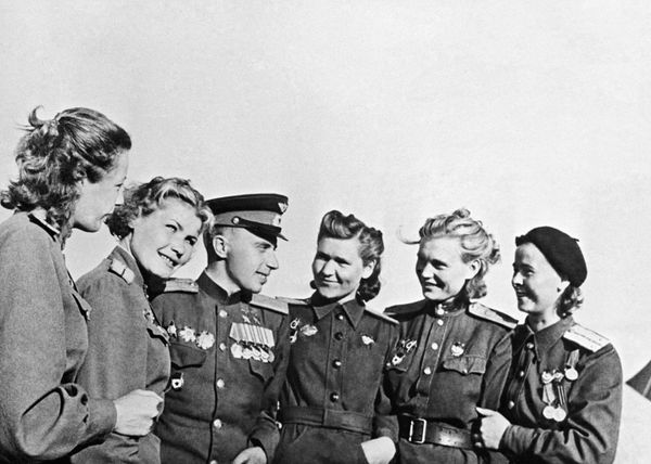 Leonid Beda, a ground-attack squadron commander, who was awarded the Hero of the Soviet Union title twice, is pictured together with female pilots on 22 May 1945 Leonid Beda, a ground-attack squadron commander, who was awarded the Hero of the Soviet Union title twice, is pictured together with female pilots on 22 May 1945 - Sputnik International