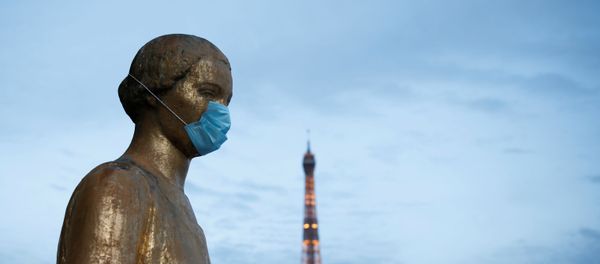 Golden Statue at the Trocadero square near the Eiffel tower wears a protective mask during the outbreak of the coronavirus disease (COVID-19) in Paris, France, May 2, 2020 - Sputnik International