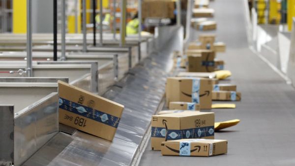 In this Dec. 17, 2019, file photo, Amazon packages move along a conveyor at an Amazon warehouse facility in Goodyear, Ariz. Amazon will report quarterly earnings on Thursday, APril 30, 2020, providing a first glimpse into its financial performance during the pandemic In this Dec. 17, 2019, file photo, Amazon packages move along a conveyor at an Amazon warehouse facility in Goodyear, Ariz. Amazon will report quarterly earnings on Thursday, APril 30, 2020, providing a first glimpse into its financial performance during the pandemic - Sputnik International