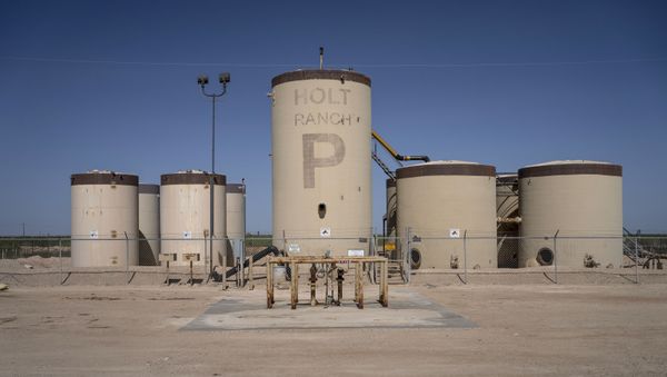Crude oil and water tanks are pictured on April 24, 2020 near Midland, Texas.  - Sputnik International