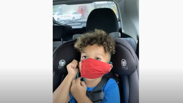 ‘Fine, I Need Help’: Adorable Kiddo Struggles With Face Mask  - Sputnik International