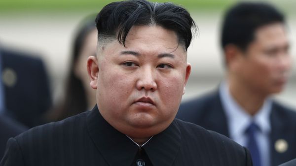 In this photo released by  thePress office of the administration of Primorsky Krai region, North Korea's leader Kim Jong Un, center left, surrounded by Russian and North Korea's officials walks,  after arriving in Vladivostok, Russia, Wednesday, April 24, 2019 - Sputnik International